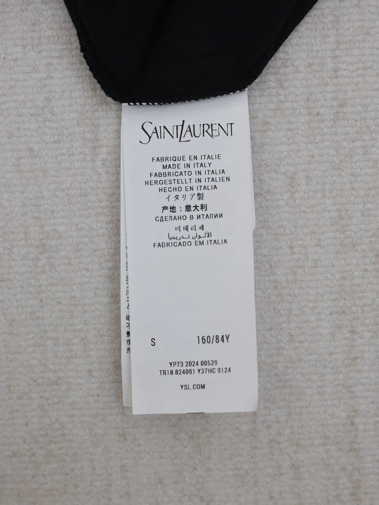 P270 Saint Lauren*/Saint Laurent's new YSL logo embroidered POLO shirt. Customized pique fabric, 98 cotton 2 spandex, weight 270 grams. Imported machine embroidery technology, using advanced computer control system and precision mechanical components. The overall wiring is straight and delicate, and the fabric is comfortable and soft. The color is consistent and has no color difference. It can be matched with the same style to create a fashionable look. It can handle various occasions, customized accessories, and three complete sizes. Size: S/M/L